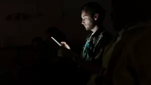 persona en el celular