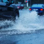 Auto mojando peatones lluvias - Getty Images Creative