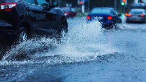 Auto mojando peatones lluvias - Getty Images Creative