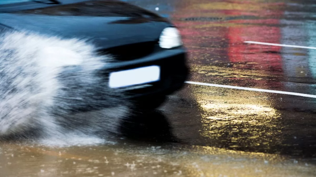 Auto salpicando agua lluvia - Getty Images Creative