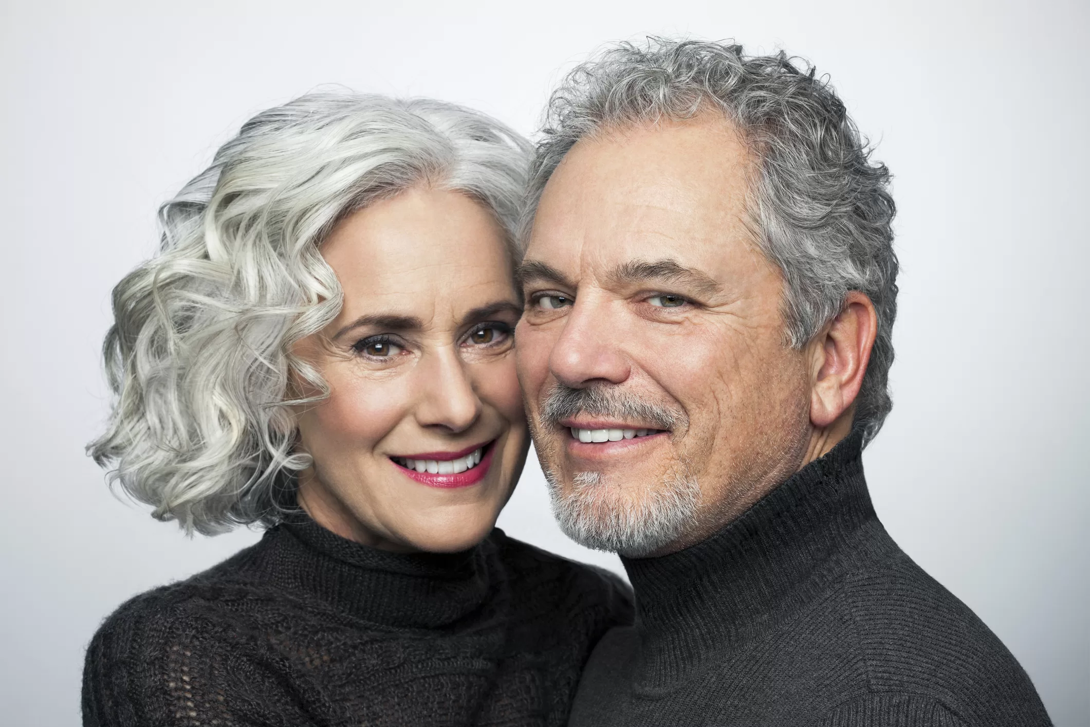 hombre y mujer con canas