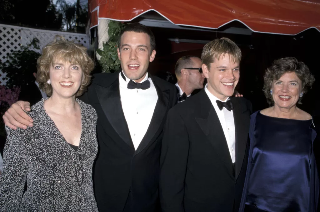 Chris Affleck, Ben Affleck y Matt Damon en los Oscars de 1998. Foto: Getty Images.