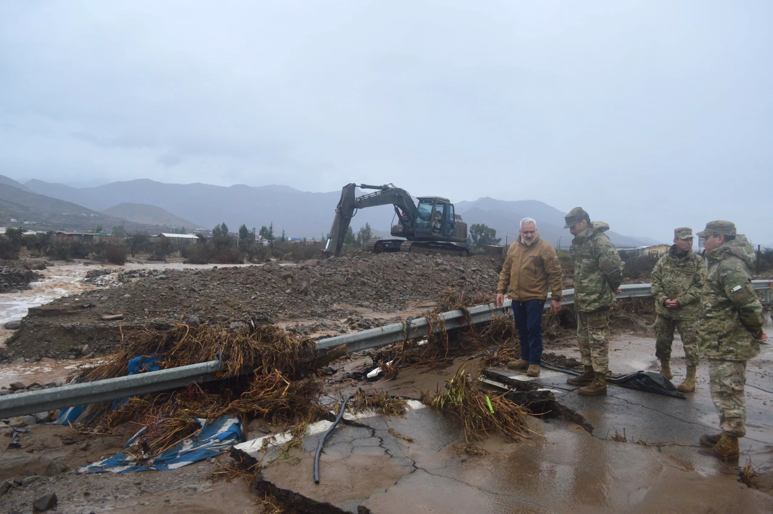 19 de julio de 2026 / COQUIMBOLa Ruta D-43, que conecta La Serena con Ovalle, permanece interrumpida a la altura del sector de Tambillos, en la comuna de Coquimbo, debido a la activación de quebradas provocada por las intensas precipitaciones que afectan a la región.En la fotografía subsecretario para las Fuerzas Armadas, Christian Bolívar.
FOTO:IGNACIO RAMIREZ/ AGENCIAUNO