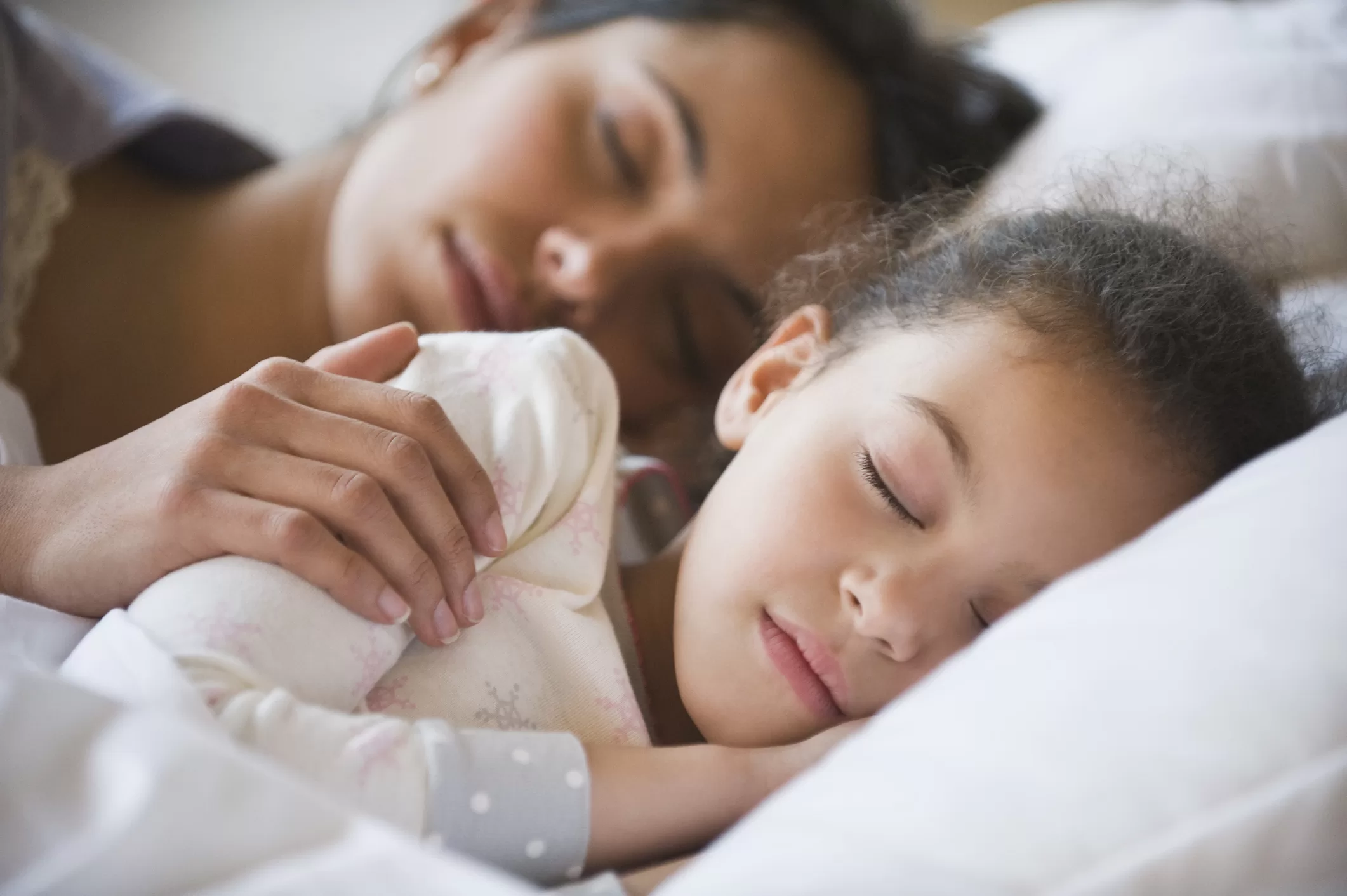 Mamá e hija durmiendo