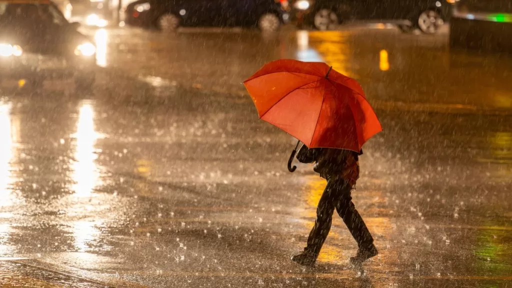 Persona bajo la lluvia noche - Getty Images Creative