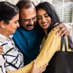 Persona con padres GettyImages-2256734584 web