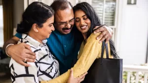 Persona con padres GettyImages-2256734584 web