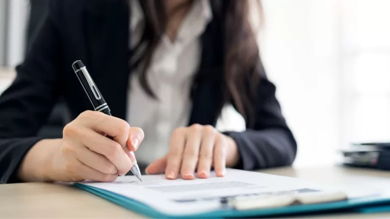 Persona firma GettyImages-1165899618 web