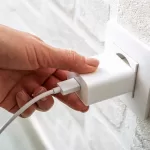 cargador celular pared GettyImages-2154324960 web