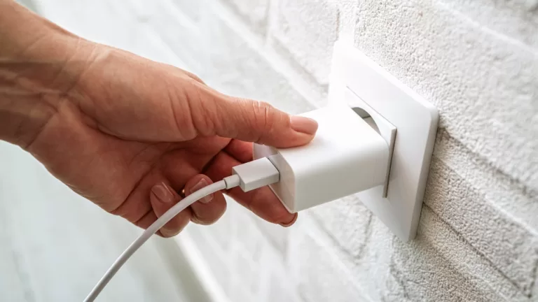 cargador celular pared GettyImages-2154324960 web