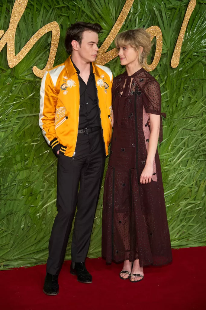 Natalia Dyer y Charlie Heaton.