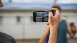 Persona estado Whatsapp GettyImages-2237939117 web
