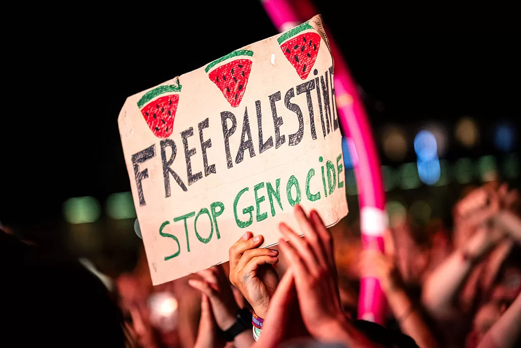 20 de julio de 2025, Baja Sajonia, Nordholz: "Palestina Libre - Detengan el Genocidio" se lee en un cartel durante la actuación del rapero estadounidense Macklemore. El festival al aire libre, que atrae a unos 60.000 visitantes, se celebra del 17 al 20 de julio. Foto: Sina Schuldt/dpa (Foto de Sina Schuldt/picture alliance vía Getty Images)