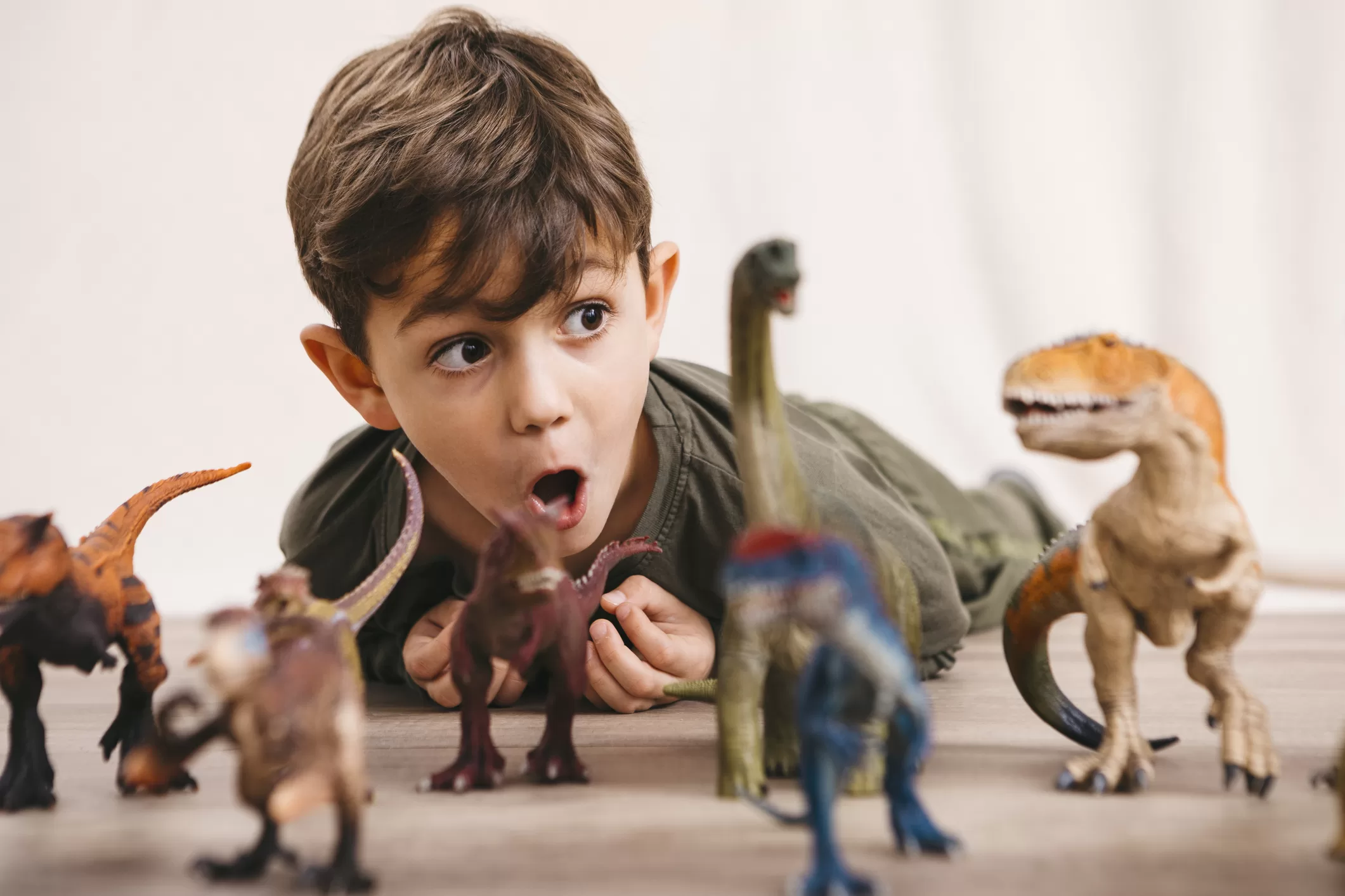 Niño con dinosaurios