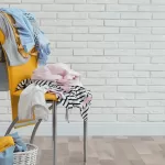 Silla con ropa GettyImages-1321100898 web