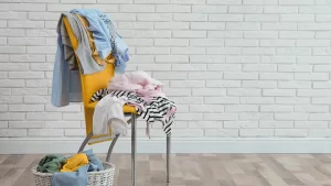 Silla con ropa GettyImages-1321100898 web