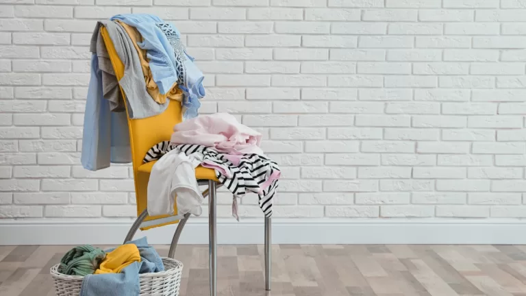 Silla con ropa GettyImages-1321100898 web