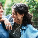 personas hablando distancia GettyImages-2198911332 web